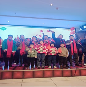公司年会舞台员工与家属合影