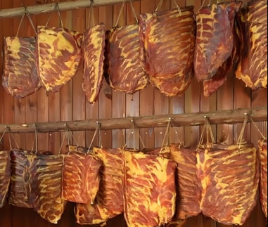 五花腊肉挂杆熏烤熟化工序