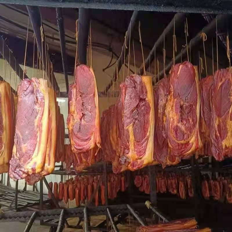 车间内整齐悬挂的腊肉