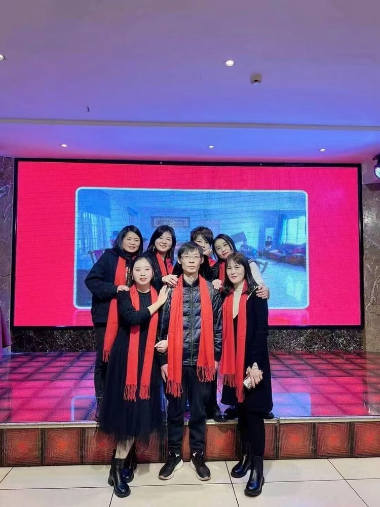 舞台红围巾团队合影