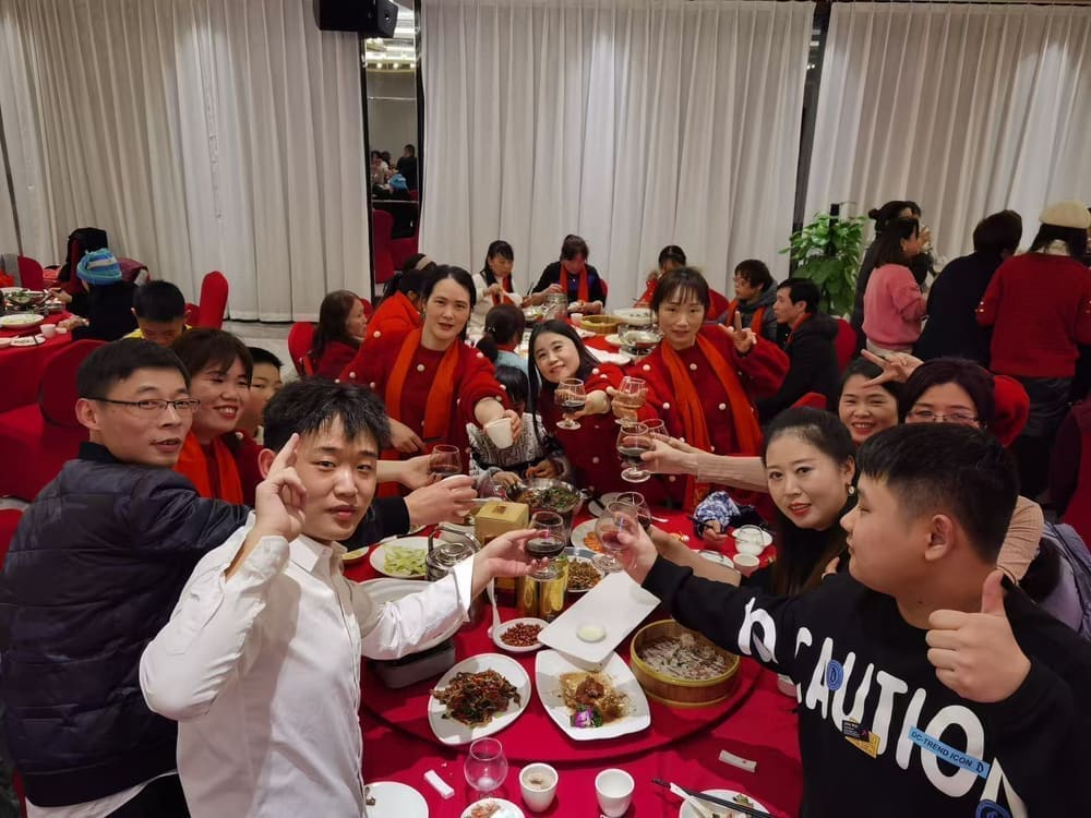 团队围桌敬酒聚餐